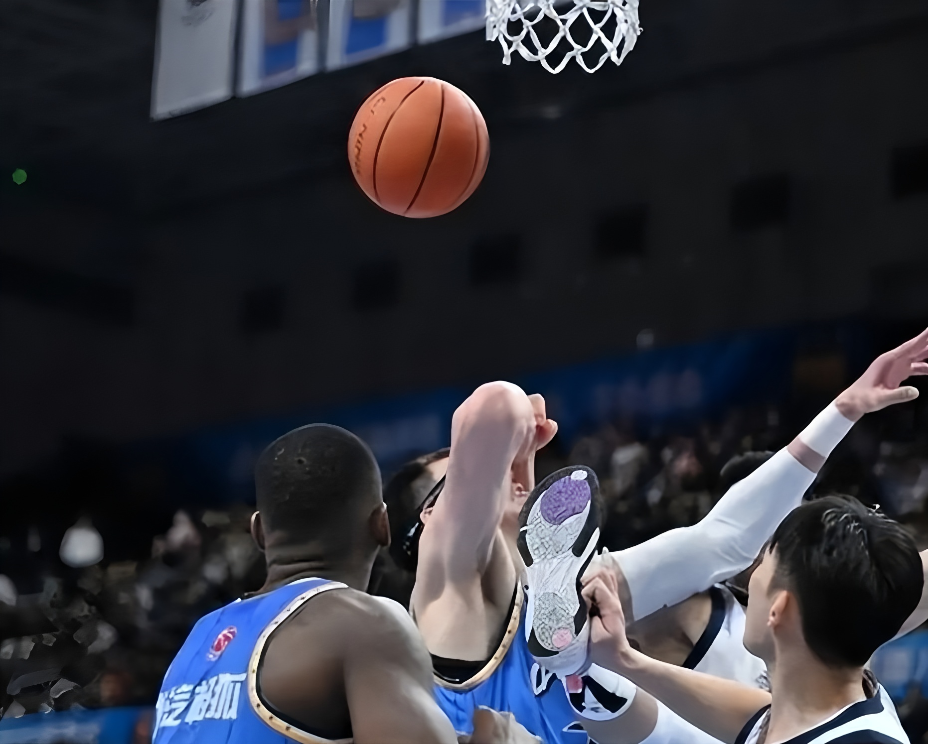 9体育-包含转会期上海海港止住颓势广厦男篮遗憾出局备战德甲,连对手都承认:风云突变新疆广汇国际比赛日更衣室发声的词条